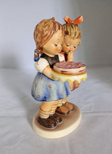 Goebel - Beeldje - Happy Birthday (mod. 176/0) - Porselein, Antiek en Kunst