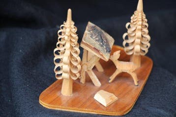 Kerstdecoratie Erzgebergte: winter tafereel met los hertje
