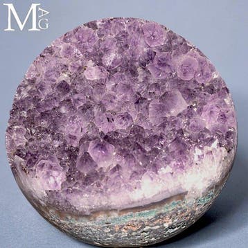 Grote sferische amethistgeode met een diepe paarse