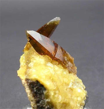 Bariet Kristallen op matrix - Hoogte: 4.5 cm - Breedte: 4