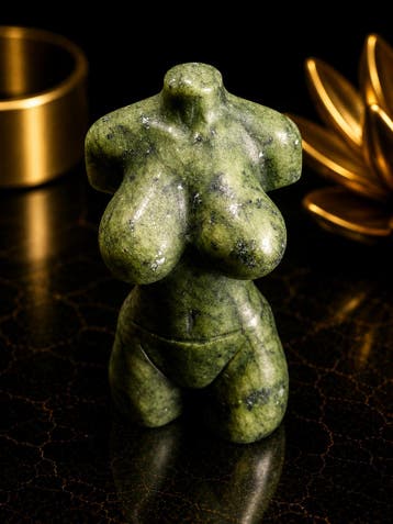 Natural Green Jade Female Torso Carving of 6 cm high– Handcr, Verzenden