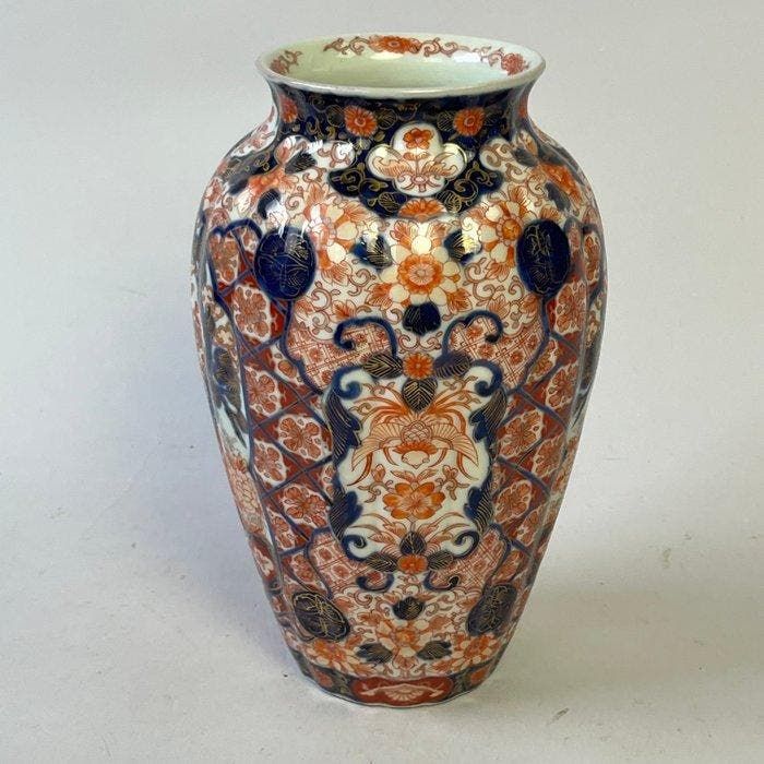 Vaas - Japanse Imari porseleinen vaas – handbeschilderd in, Antiquités & Art, Curiosités & Brocante