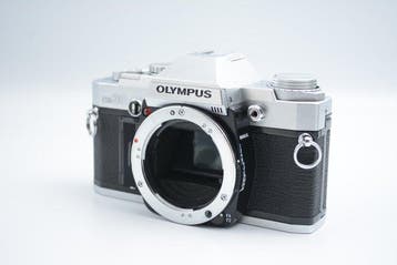 Olympus OM-30 chrome + Zuiko Auto-Zoom 4/75-150mm | Single