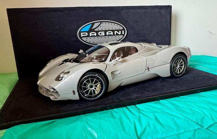Pocher 1:8 - Model sportwagen - Pagani utopia, Hobby & Loisirs créatifs, Voitures miniatures | 1:5 à 1:12