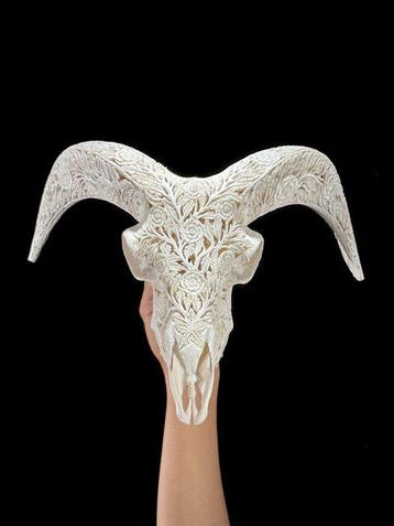 SANS PRIX DE RÉSERVE - Crâne de bélier blanc sculpté avec