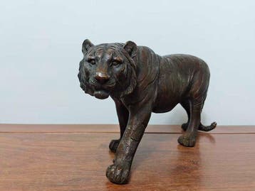 Figuur - Een bronzen beeldje van een tijger., Antiek en Kunst