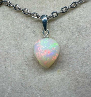 Opale Pendentif - Hauteur : 18.5 mm - Largeur : 9 mm- 0.71 g, Collections
