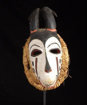 Afrikaanse stammasker met horens – raffia – 20e eeuw -