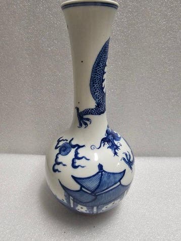 Porseleinen vaas uit China, blauw-wit, met draakdecor -