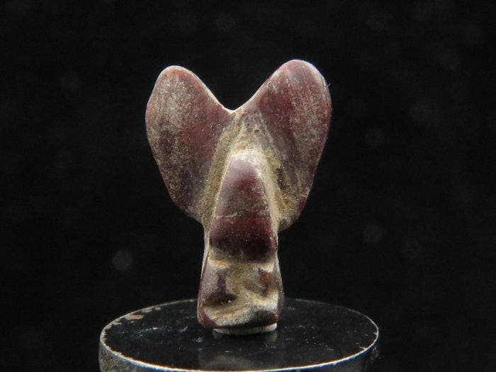 Oud-Egyptisch Jasper dubbelzijdig versierde Fly/Ofef amulet, Handtassen en Accessoires, Antieke sieraden