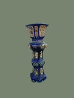 Vase en terracotta émaillée sur piédestal – Fin de la