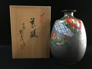 Japanese Kutani Ware Flower Vase by Sosei - Camellia Motif