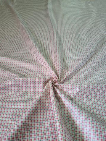 Prachtige stof met rode ruitjes - Textiel - 600 cm - 150 cm