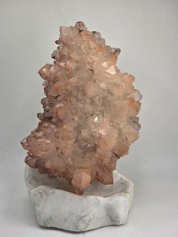 Rozenkwarts kristalcluster op Carrara-marmeren voet –