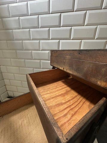 Naaidoos - Hout - Houtwerkster