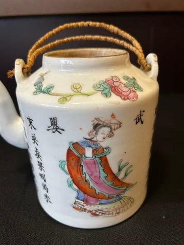 Chinees theepot van veelkleurig porselein met voorstelling, Antiek en Kunst