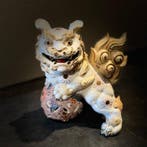 Witte Shishi-beschermende leeuw op Temari-bal — Goud en