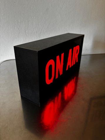 Originele Radio West “ ON AIR ” Studio-lightbox – Authentiek, Antiek en Kunst