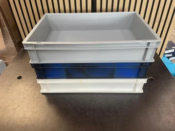 Veiling - 3 Kunststof Magazijnbakken – Grijs, Blauw en Wit, Nieuw