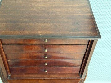 Armoire - Bois - Afficher le petit meuble à tiroirs