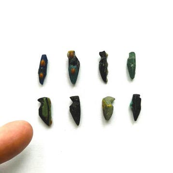 Oud-Minor Aziatisch Archaïsch glas XXS Kleurige Vogels