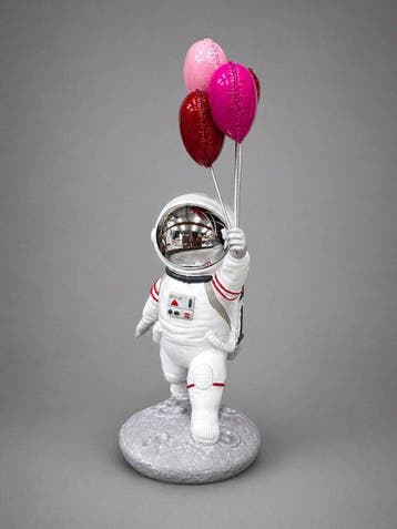 Sculpture, Astronaut met Hartballonnen – Decoratief