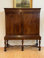 Kast op een standaard - Kruispootkabinet, Dutch barok