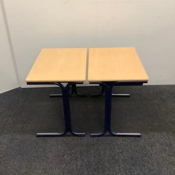 complete set van 10 stuks schooltafels, (stip rood) met 1, Gebruikt