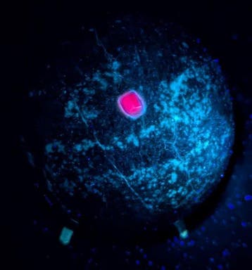 Korund, natuurlijk mineraal Genezende Bol - Hoogte: 100 mm -, Verzamelen, Mineralen en Fossielen