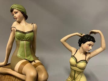 Figurine - Deux dames en lingerie