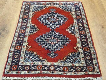 Handgeknoopte Oosterse tapijt in traditionele Ghom-stijl met
