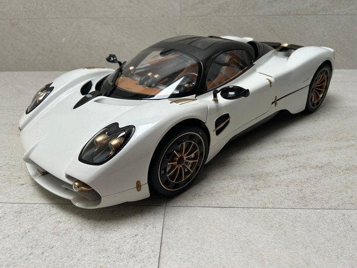 Pocher 1:8 - Modelauto - Pagani Utopia, Hobby & Loisirs créatifs, Voitures miniatures | 1:5 à 1:12
