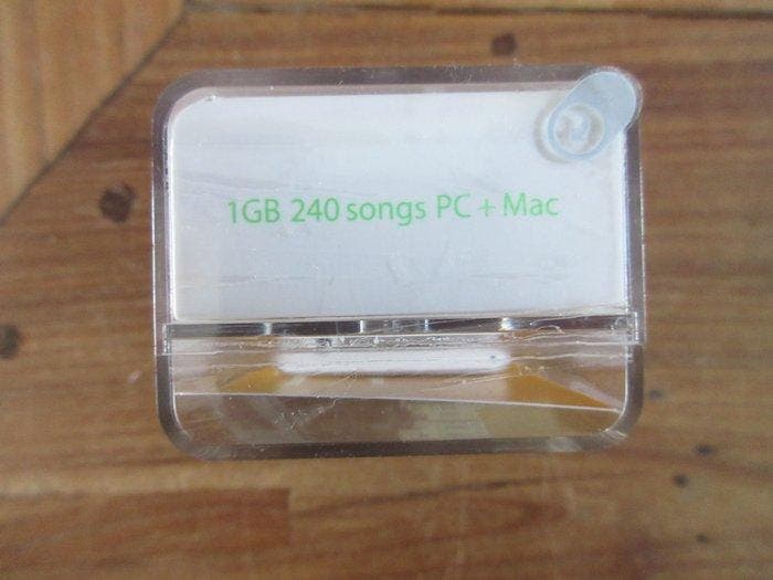 Apple - Ipod Shuffle 2nd generation 1GB - Silver color iPod, Games en Spelcomputers, Spelcomputers | Overige Accessoires