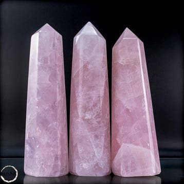 Rozenkwarts-obelisken – elegante kristalpunten van