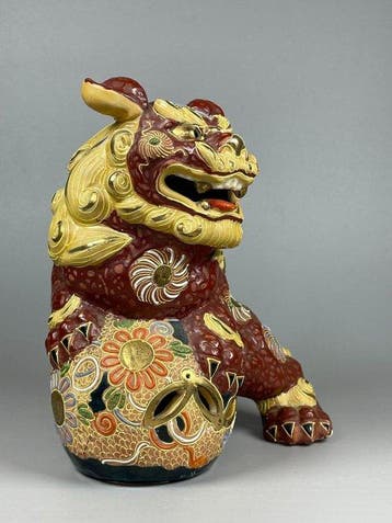 Ornement décoratif - Kutani ware - Un komainu posant sa, Antiquités & Art