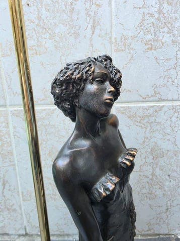Statue, Vrouwenbeeld met schelp- A. Paor – Spanje - 59 cm -