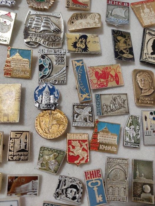 Themacollectie - Grote collectie vintage Sovjet-insignes uit, Antiek en Kunst, Antiek | Speelgoed