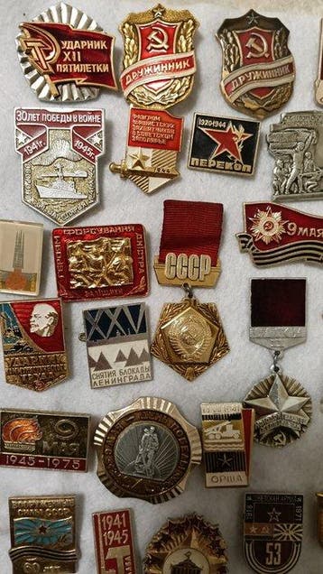 Insigne A collection of vintage Soviet badges dedicated to