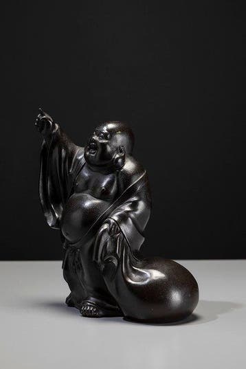 Brons - Een bronzen okimono die een glimlachende Hotei