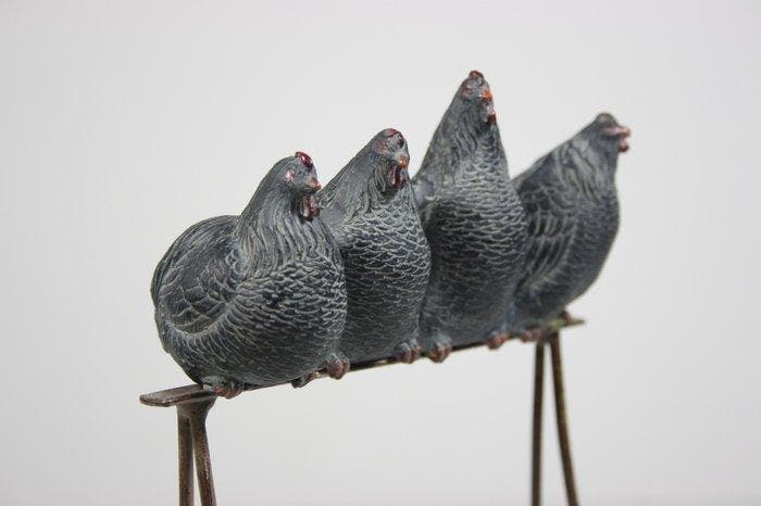 Eierhouder set - Kippen op stok - IJzer, Resin, Antiek en Kunst, Kunst | Designobjecten