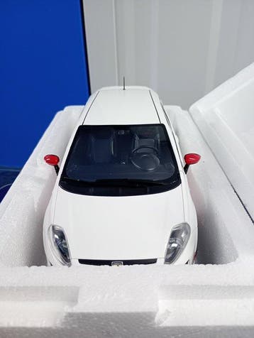 Otto Mobile 1:18 - Model sportwagen - Fiat Punto Evo Abarth