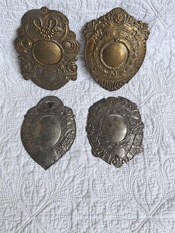 Decoratief ornament (4) - Vier schildvormige platen – decor