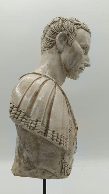 sculptuur, Busto di Giulio Cesare - 47 cm - marmerpoeder