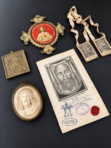 Lot van Heilige Kunst en Voorwerpen (5) - Papier, Brons,