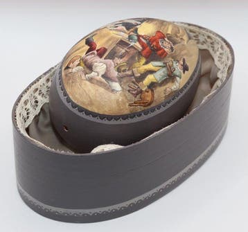 Œuf peint et boîte avec le conte des Frères Grimm Œuf -