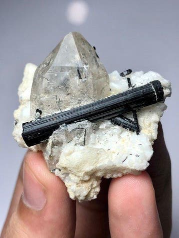 Schorlkristal met terminatie op kwarts met veldspaat,, Verzamelen, Mineralen en Fossielen