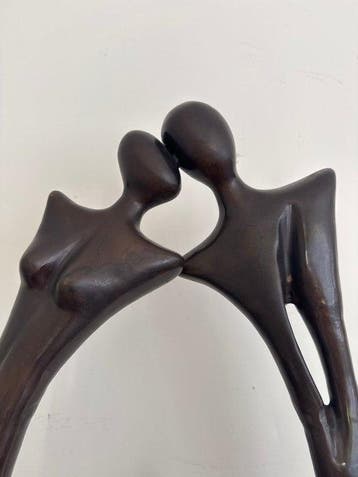 Unknown - Figuur - Abstract embracing couple - Brons patina