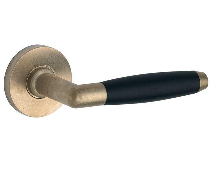 Deurklink op geveerd rozet Ton ebben/Vivo messing antiek, Doe-het-zelf en Bouw, Overige Doe-Het-Zelf en Bouw, Nieuw