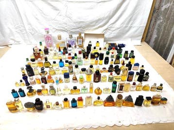 Parfumfles (147) - Lot van circa 147 miniatuurflesjes parfum