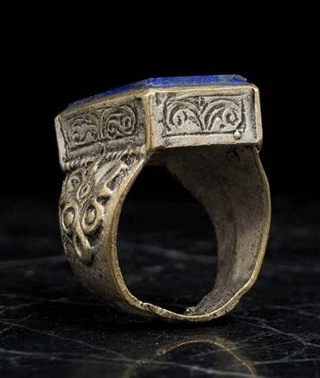 Islamitisch Zilver Ring met gegraveerde lapislazuli intaglio, Antiek en Kunst